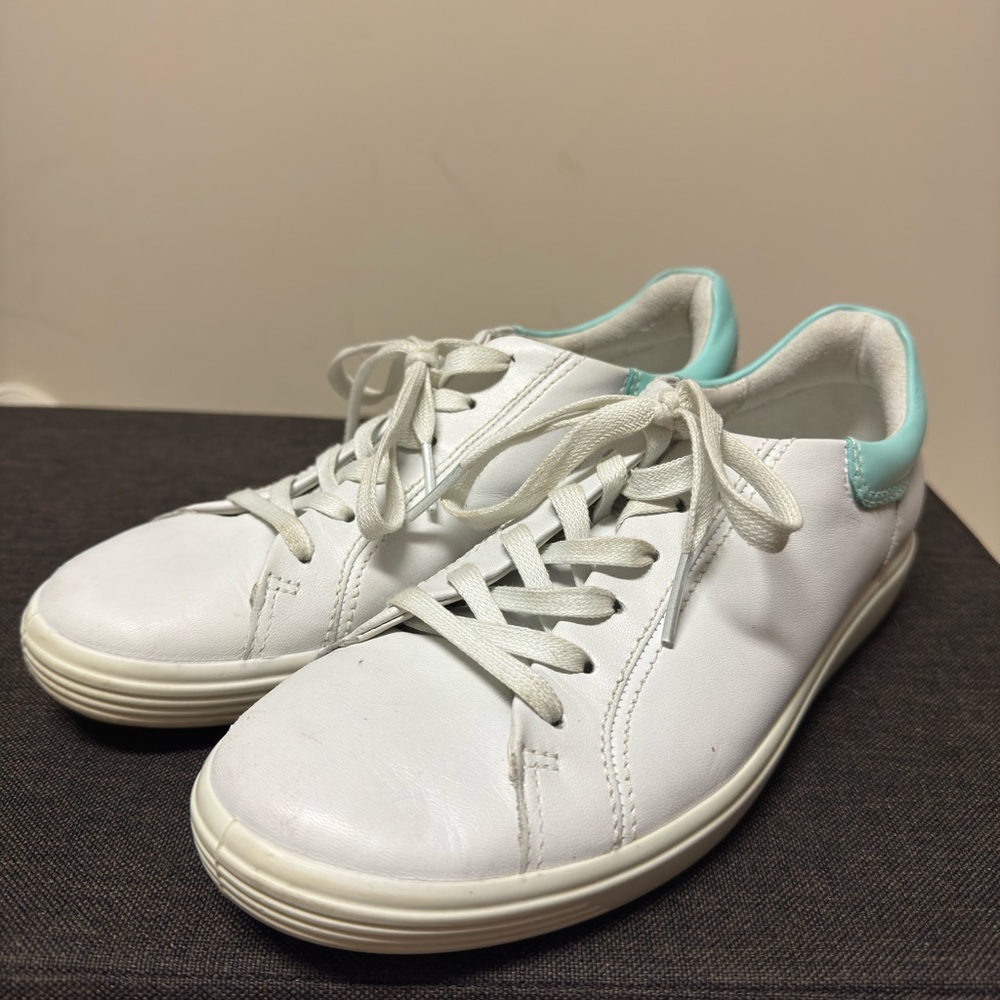ECCO Extra Width sneakers size 7.5 (38)